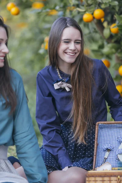 Uśmiechnięte młode kobiety na piknik — Zdjęcie stockowe