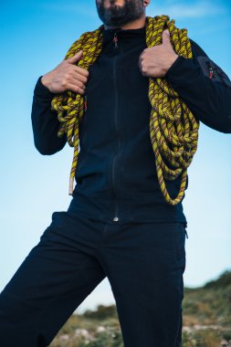 İp taşıyan etkin sakallı adam