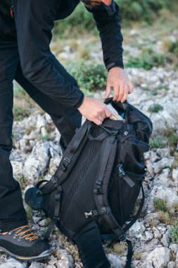 Zeminde sırt çantası ile yetişkin adam