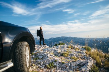 Backpacker uzakta kayaların üzerinde seyir
