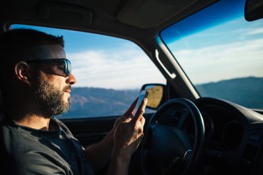 Sakallı Gezgin araba hücreye kullanarak