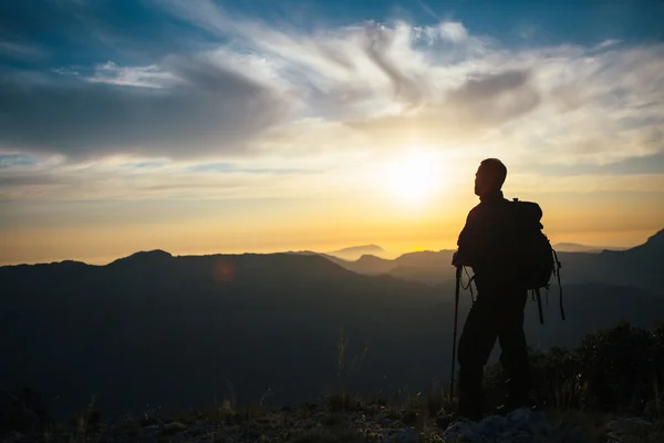 Back view of unrecognizable mountaineer — Stock Photo, Image