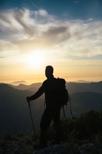 Backpacker viewing idyllic scene in mountains — Stock Photo, Image