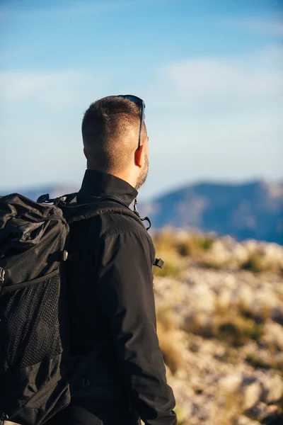 Backpacker watching landscape — Stock Photo, Image