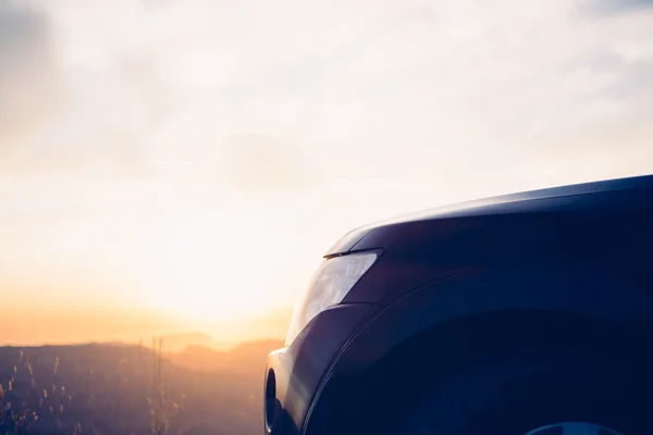 夕方の空の車に対して — ストック写真