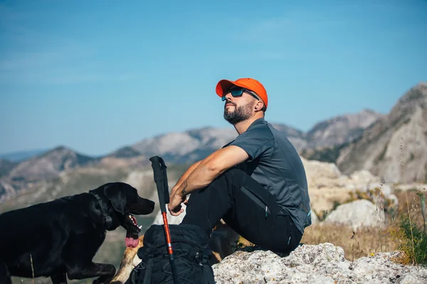 Ταξιδιώτη με σκυλί συντροφιάς και τα βουνά — Φωτογραφία Αρχείου