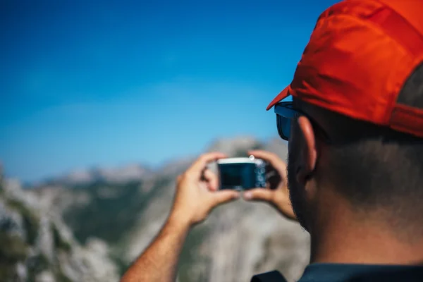 Man taking shot of landscape — Stock Photo, Image