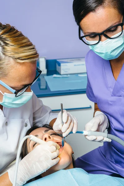 Dentistes travaillant avec le patient — Photo