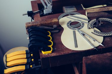 Araçları ile gitar Atölyesi