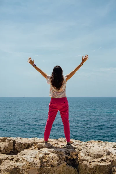 Mujer con los brazos contra el mar — Foto de Stock