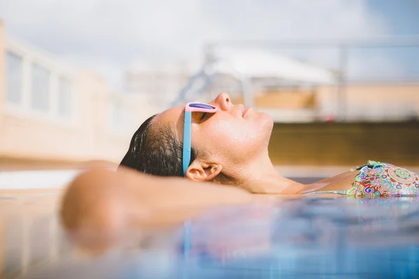 Привлекательная женщина отдыхает в бассейне — стоковое фото
