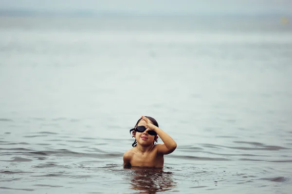 Little kid making faces at camera in goggles — Stock Photo, Image