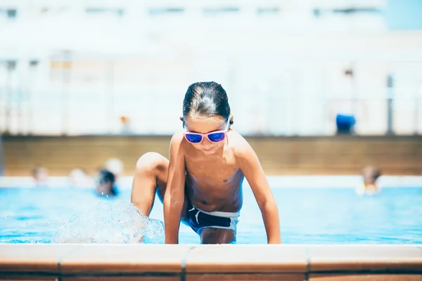 Miúdo a sair da piscina — Fotografia de Stock