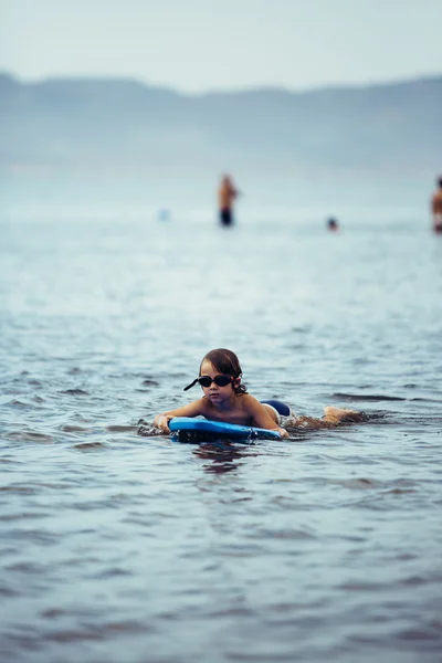 Παιδί στο κολύμπι γυαλιά για bodyboard — Φωτογραφία Αρχείου