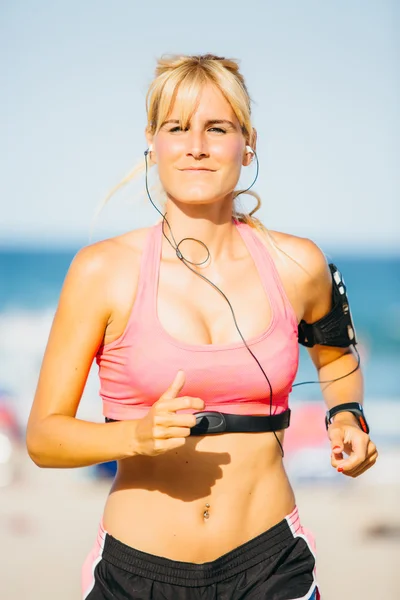 Gülümseyen kadın runner — Stok fotoğraf