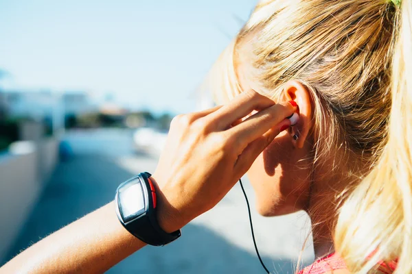 Kulaklık çalıştırmadan önce koyarak sporcumuz — Stok fotoğraf