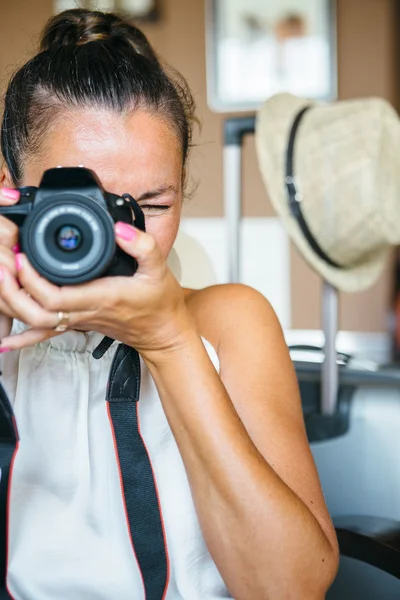 Wanita dewasa membidik dengan kamera — Stok Foto