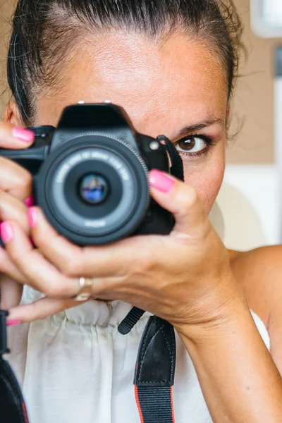 Mujer adulta con cámara — Foto de Stock