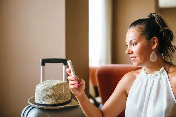 Femme adulte avec queue de cheval utilisant un smartphone — Photo