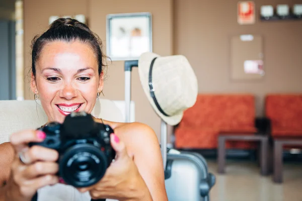 Sorrindo mulher adulta olhando para a câmera nos braços — Fotografia de Stock