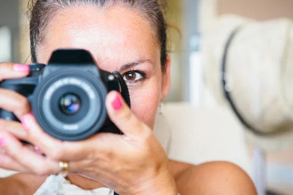 Mujer sonriente con cámara digital — Foto de Stock