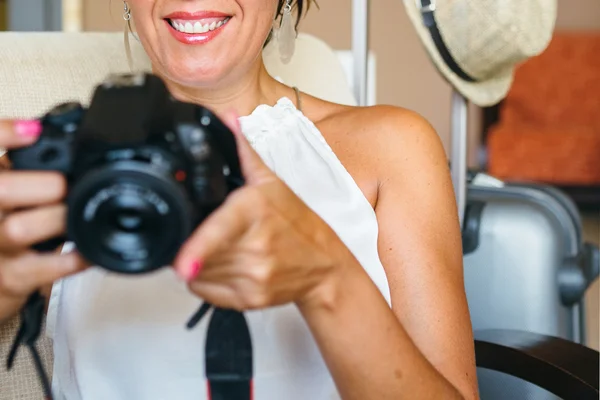 Mujer sonriente irreconocible mirando a la cámara en brazos — Foto de Stock