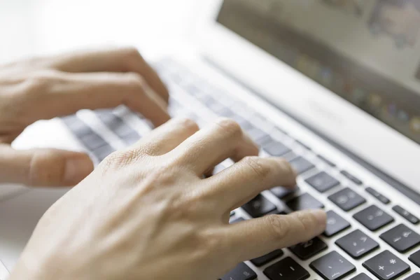 Tastarea mâinilor pe tastatura laptopului — Fotografie, imagine de stoc