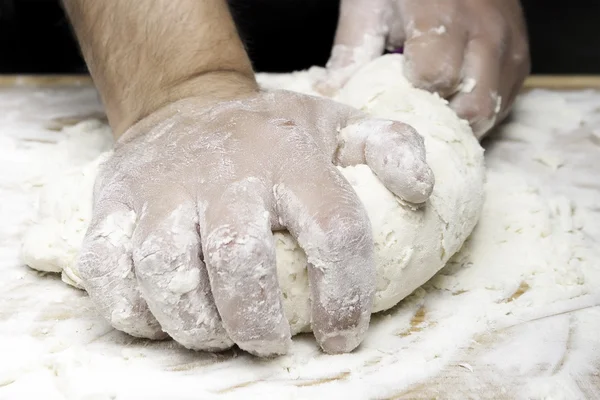 Amassar o pão com as mãos — Fotografia de Stock