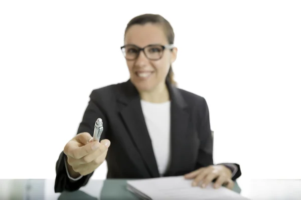 Joven mujer de negocios que ofrece una pluma —  Fotos de Stock