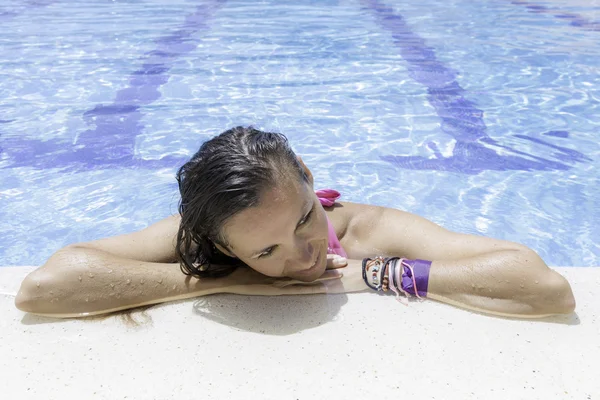 プールの端に休む若い女性 — ストック写真