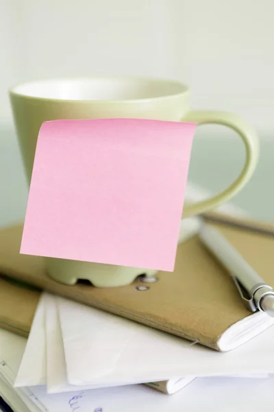 Post-it und eine Tasse — Stockfoto