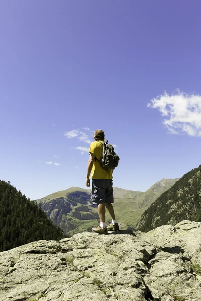 Mountaineer enjoying the view — Stock Photo, Image