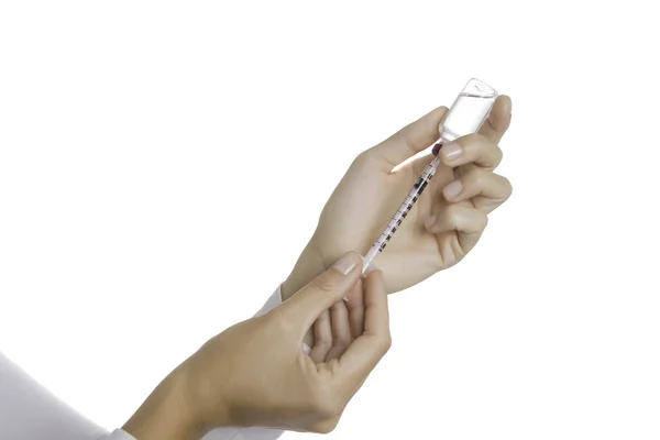 Mãos a encher uma seringa com um frasco para injetáveis de insulina — Fotografia de Stock