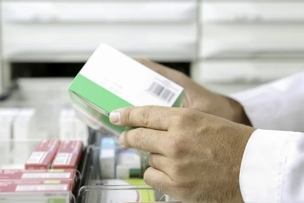 Hands of a pharmacist — Stock Photo, Image