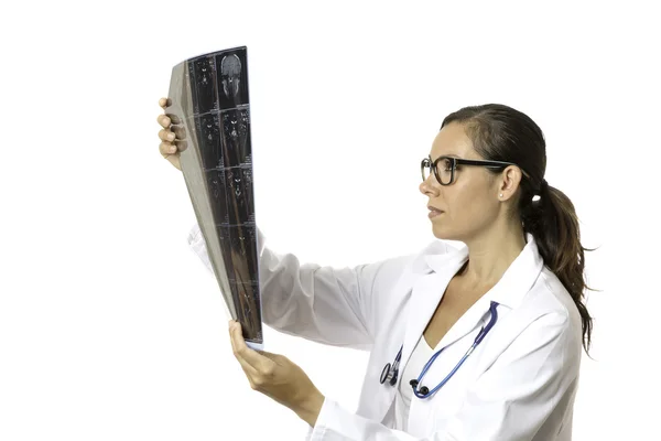 Молодая женщина-врач смотрит на рентген — стоковое фото