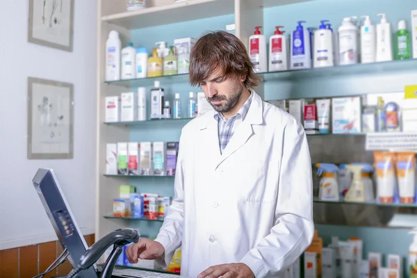 Farmacéutico que trabaja con el ordenador —  Fotos de Stock