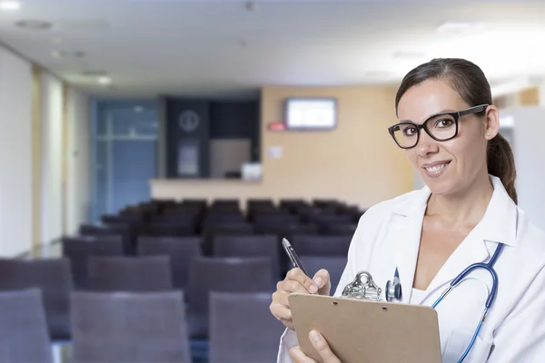 Médico feminino com área de transferência — Fotografia de Stock