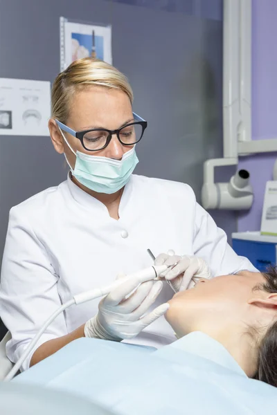 Dentist working — Stock Photo, Image