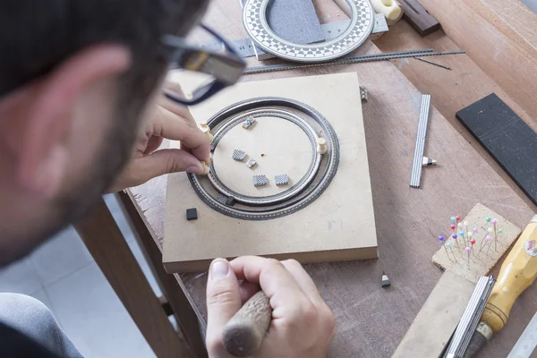 Luthier eller — Stok fotoğraf