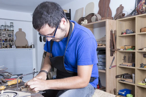 Luthier working the rosette — Stock Photo, Image