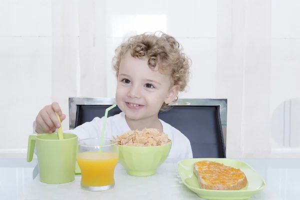 Ребенок и завтрак — стоковое фото