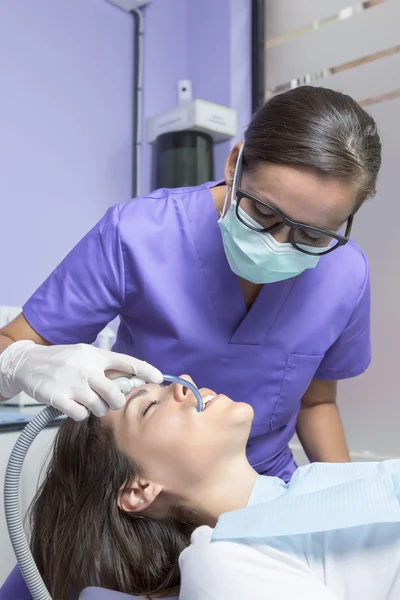 Kvinnlig assistent och patienten — Stockfoto