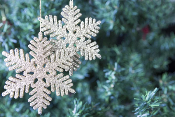 Noel dekorasyon - iki altın kar tanesi — Stok fotoğraf
