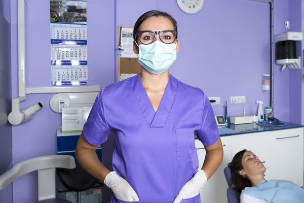 Assistente dentário com uma máscara — Fotografia de Stock