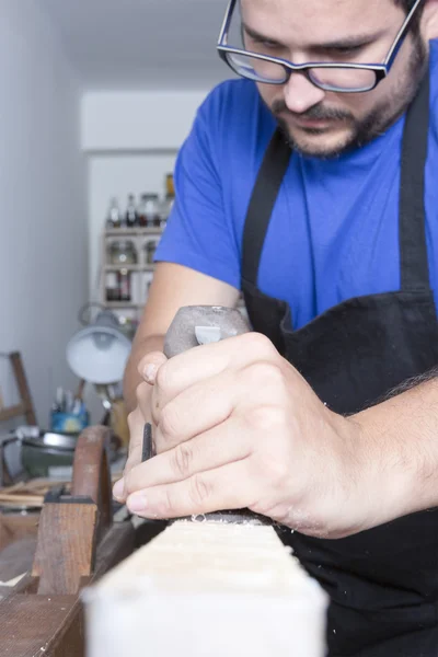 Bir el planya kullanarak luthier — Stok fotoğraf