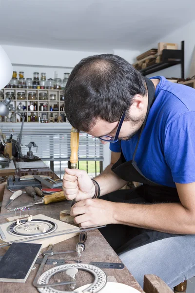 Luthier working a guitar rosette — Stock Photo, Image