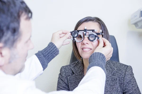 Calibrare il phoropter degli occhiali di prova oculari — Foto Stock