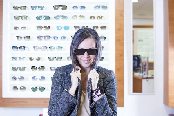 Posing at the optical store — Stock Photo, Image