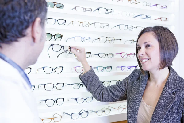 Mujer elegir gafas — Foto de Stock