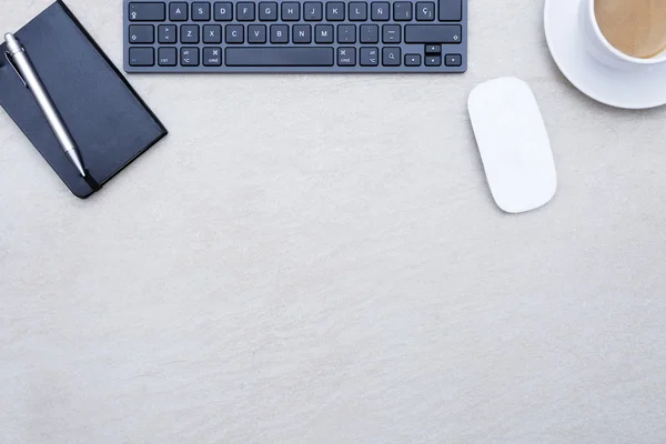 Business desk with a wireless mouse — Stock Photo, Image